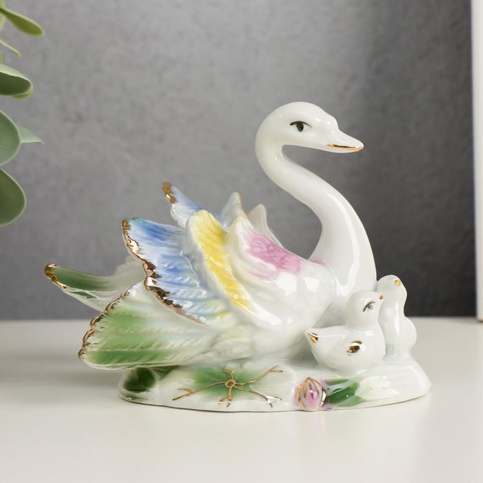 Сувенир керамика под фарфор "Лебёдушка цветная с птенцами" 10,5х7,5х8 см