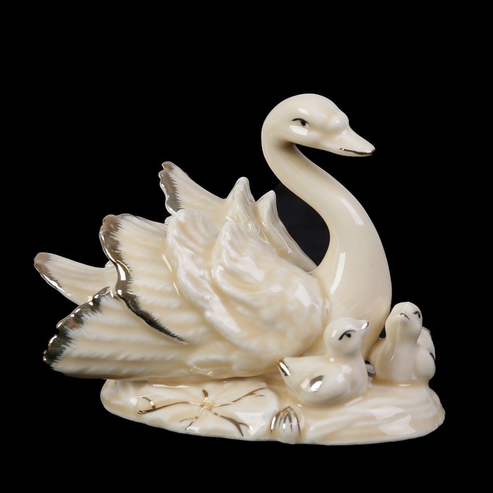 Сувенир керамика под фарфор "Лебёдушка кремовая с птенцами" 10,5х7,5х8 см