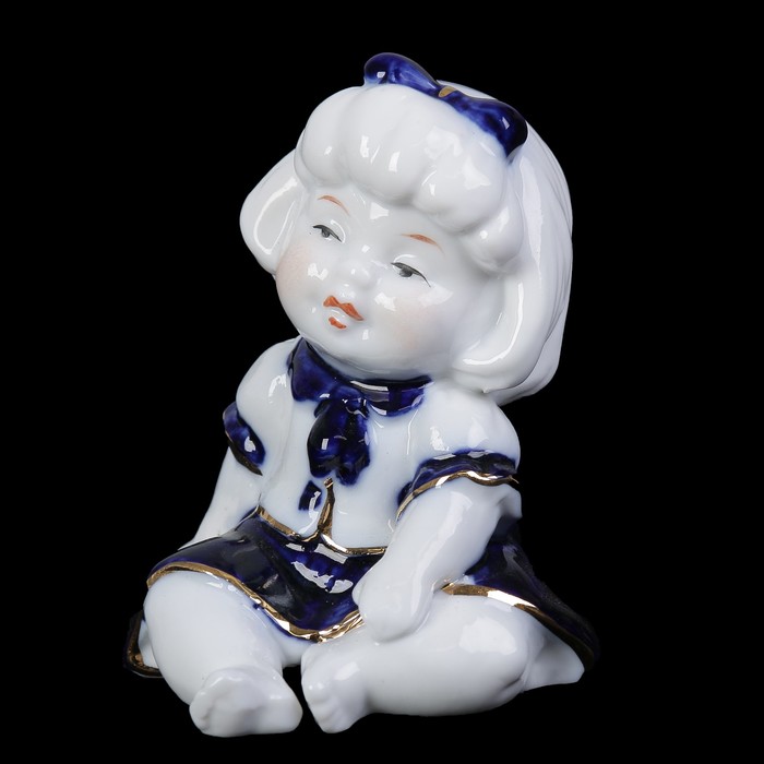 Сувенир керамика под фарфор "Девочка сидит" кобальт 9х7,5х7 см