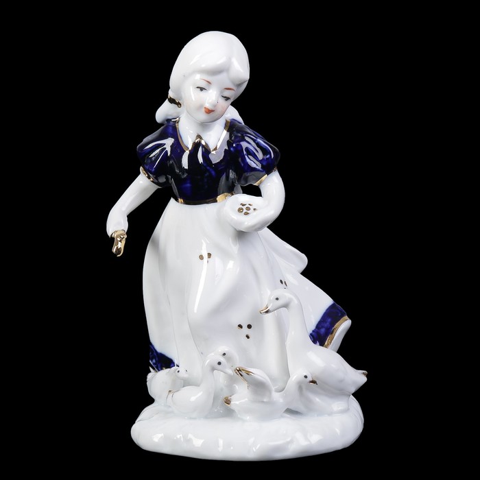 Сувенир керамика под фарфор "Девочка кормит утят" кобальт 15,5х9х8 см