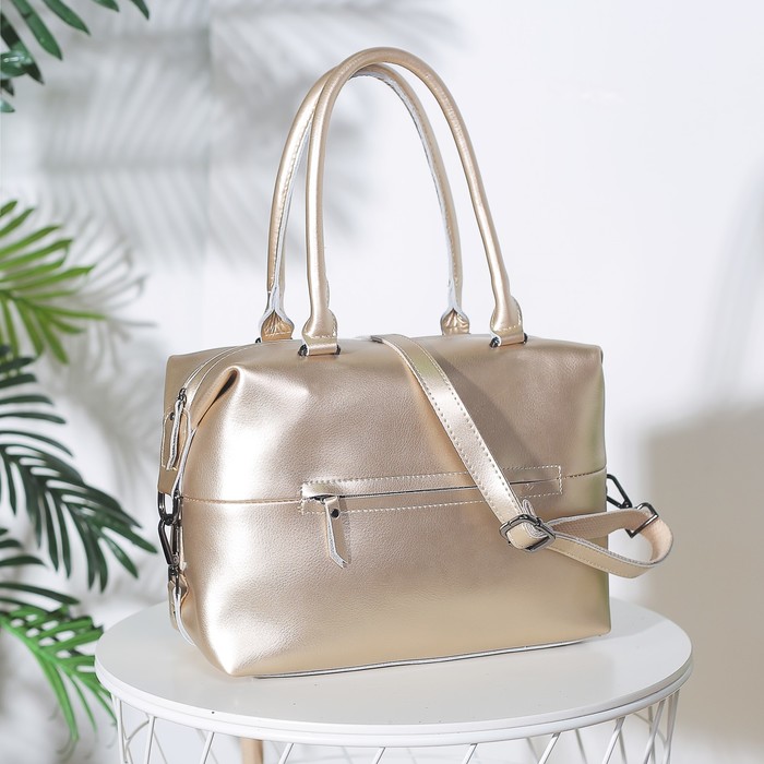 Сумка женская, отдел на молнии, 2 наружных кармана, длинный ремень, цвет золотой