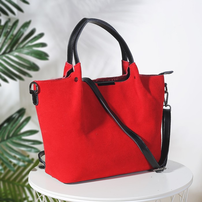 Сумка женская, замша, отдел с перегородкой на молнии, 3 наружных кармана, длинный ремень, цвет красный