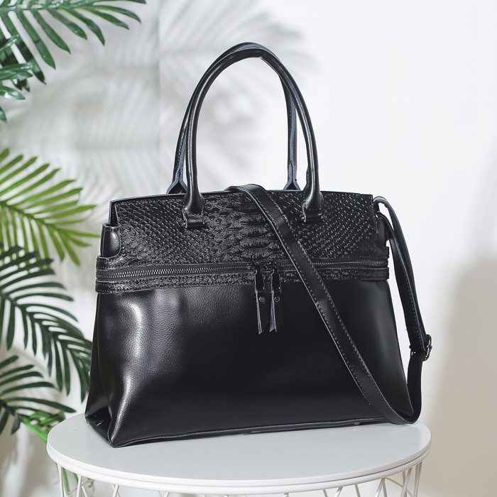 Сумка женская, отдел на молнии, 2 наружных кармана, длинный ремень, цвет чёрный