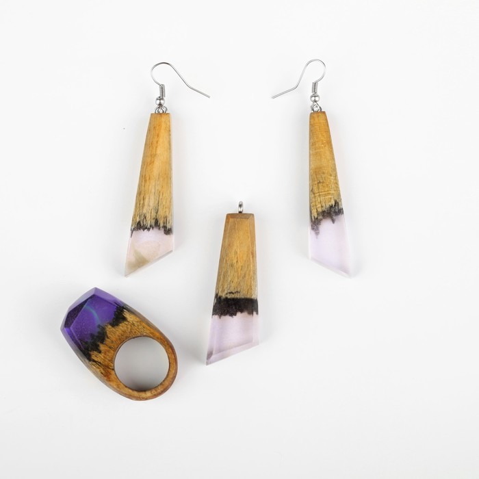 Набор "Венера", 3 предмета: кольцо, серьги, кулон, из дерева и смолы