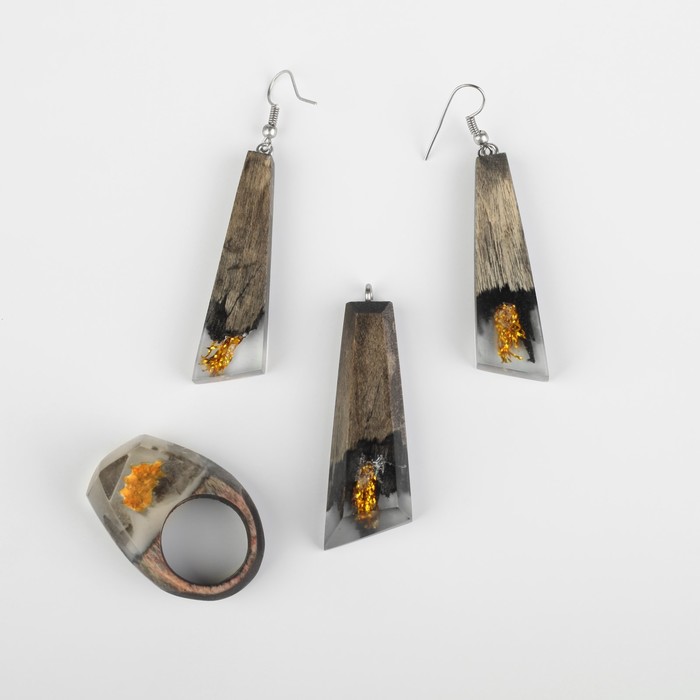 Набор "Юпитер", 3 предмета: кольцо, серьги, кулон, из дерева и смолы