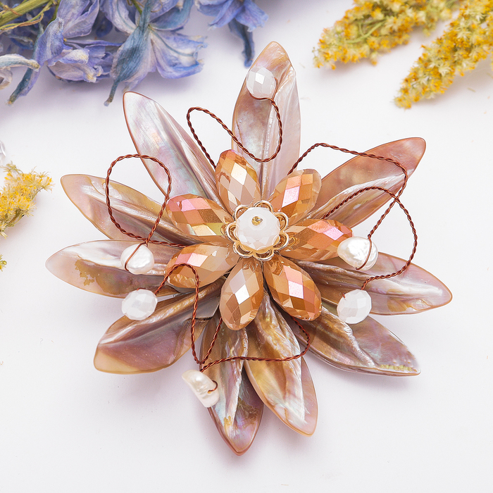 Брошь-подвеска "Перламутр с хрусталём" цветок, цвет бежевый