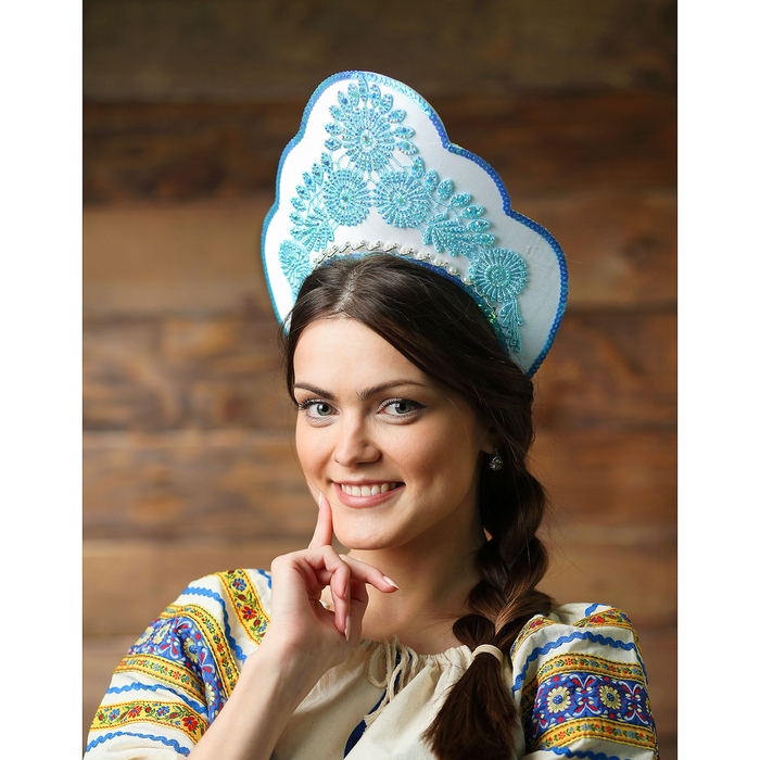 Кокошник "Восторг" на белом фоне, голубое кружево