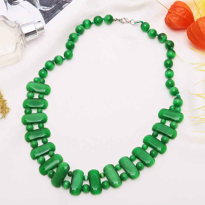 Колье "Кошачий глаз" пластина через шарики, цвет зелёный, 45 см