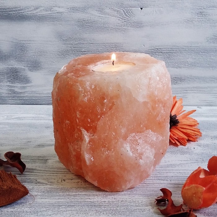 Подсвечник со свечой "Неограненный" красная соль Пакистан 10х10х10 см