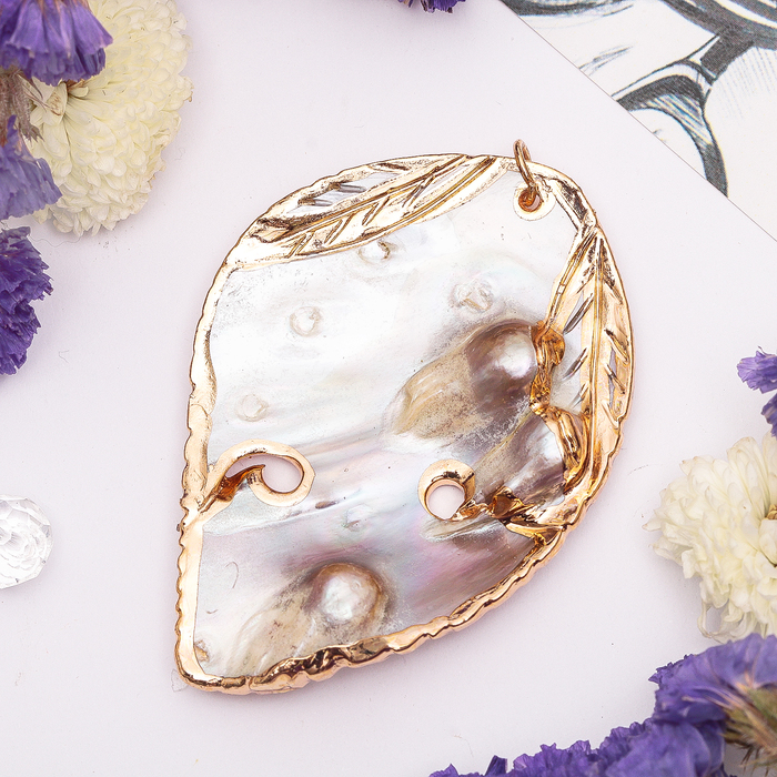 Подвеска "Перламутр с жемчугом" листочек, цвет белый