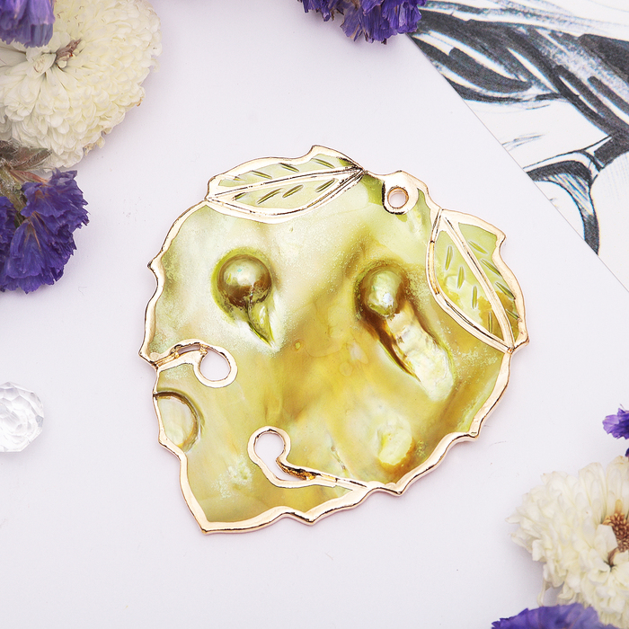 Подвеска "Перламутр с жемчугом" листочек, цвет светло-жёлтый