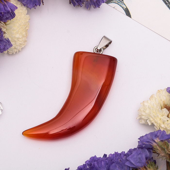 Подвеска клык "Сердолик"