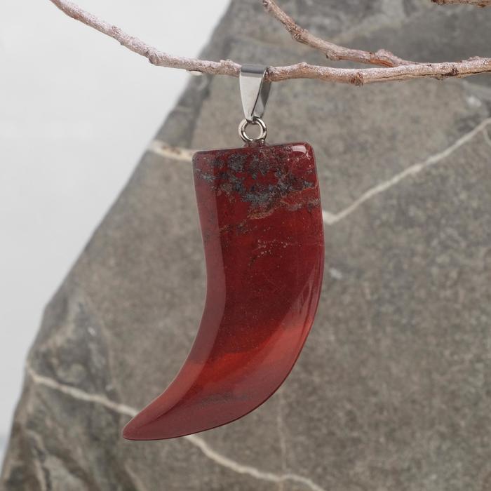 Подвеска клык "Яшма красная"