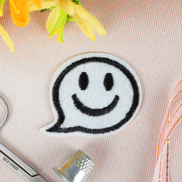 Термоаппликация "Облако со смайлом", 4,1*4,2см, цвет белый