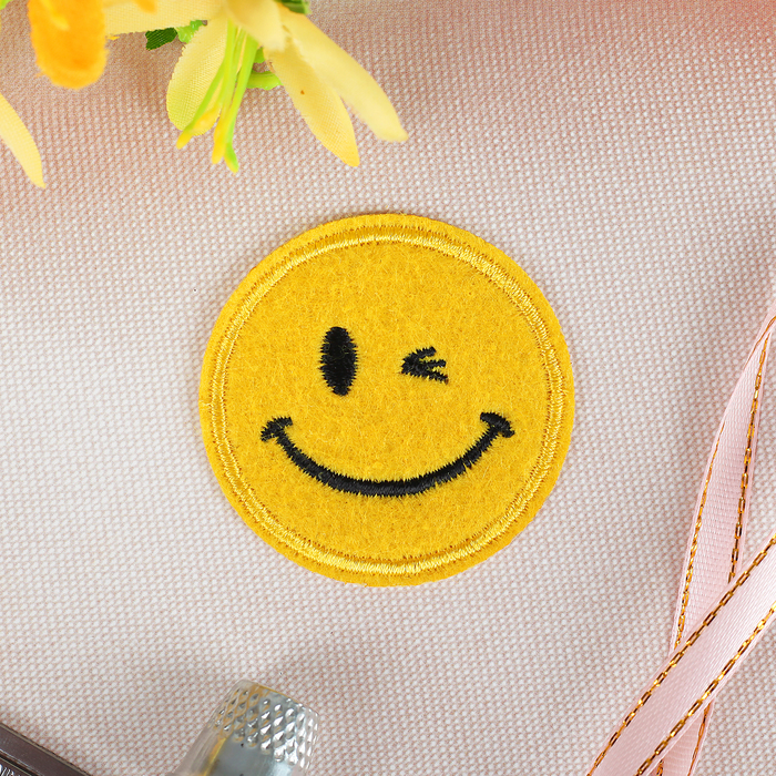 Термоаппликация "Смайл подмигивающий", d=5см, цвет жёлтый