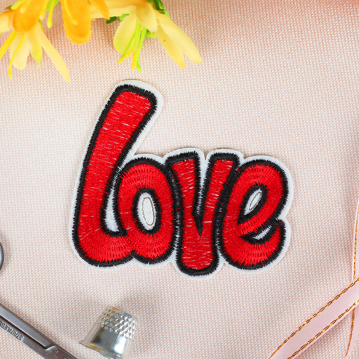 Термоаппликация "Надпись love", 7,5*6,3см