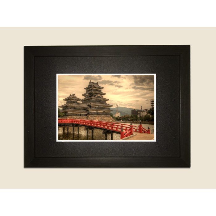 Картина в дизайнерской раме "Мост перед замком Мацумото" серии Black, 30х20см
