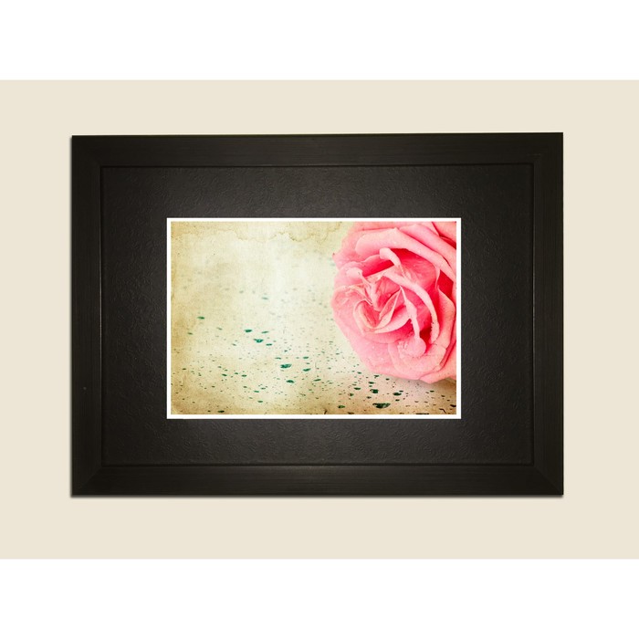 Картина в дизайнерской раме "Розовая роза" серии Black, 40х30см