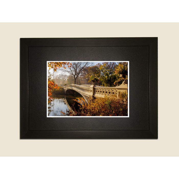 Картина в дизайнерской раме "Мост проходящий через реку" серии Black, 30х20см
