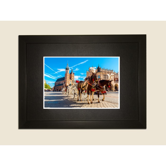 Картина в дизайнерской раме "Сказочный город" серии Black, 40х30см