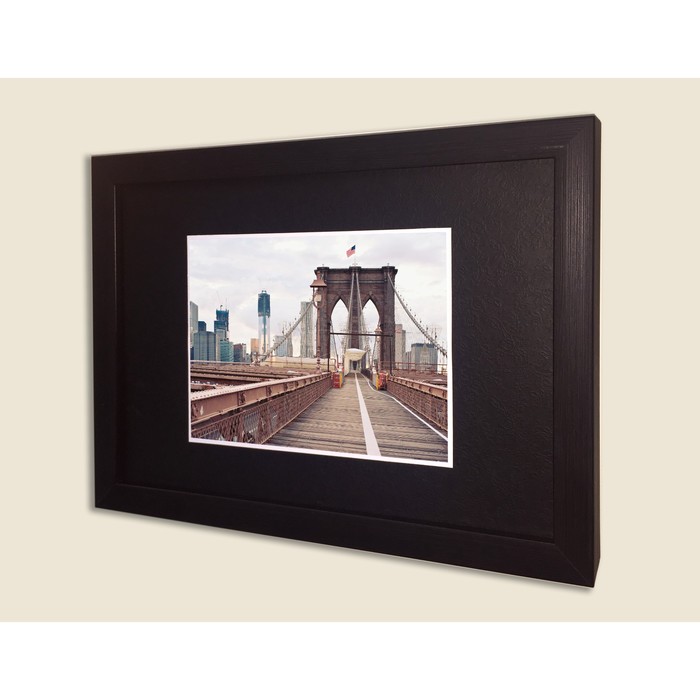 Картина в дизайнерской раме "Бруклинский мост на фоне небоскребов Нью-Йорка" серии Black, 30х20см