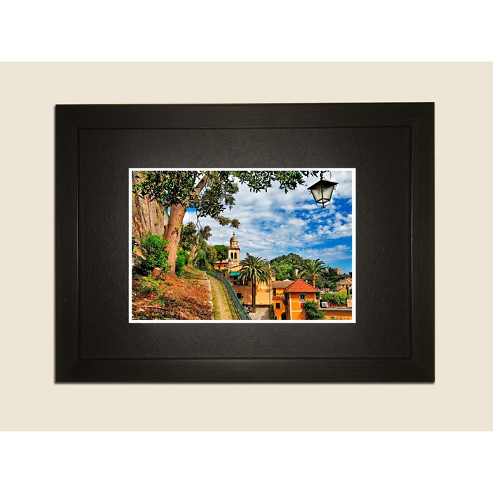 Картина в дизайнерской раме "Европа. Улочка уходящая вдаль" серии Black, 30х20см