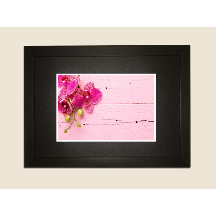 Картина в дизайнерской раме "Стильная розовая орхидея" серии Black, 40х30см