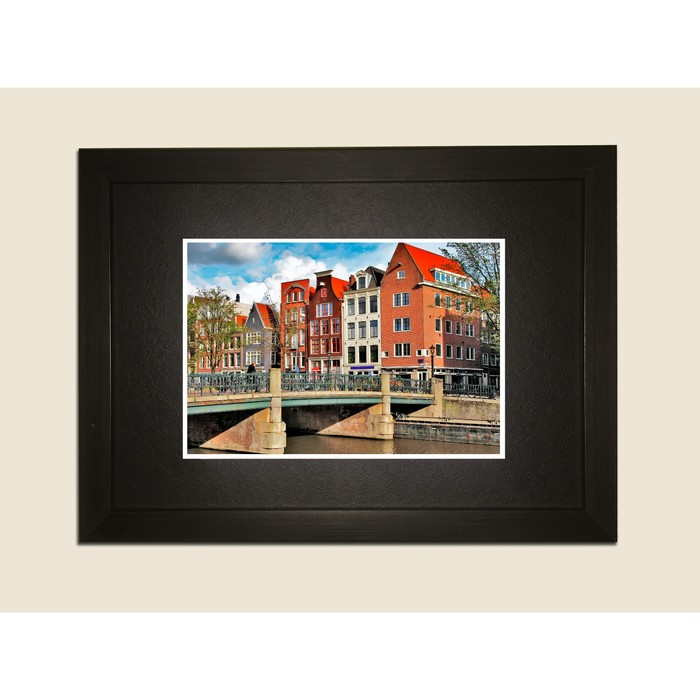 Картина в дизайнерской раме "Мост Амстердама и голандские дома днём" серии Black, 30х20см