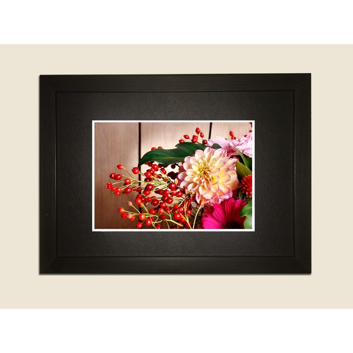 Картина в дизайнерской раме "Стильная цветочная композиция с красными ягодами" серии Black, 40х30см