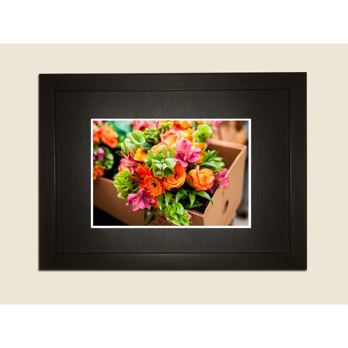 Картина в дизайнерской раме "Свадебный стильный букет цветов" серии Black, 40х30см