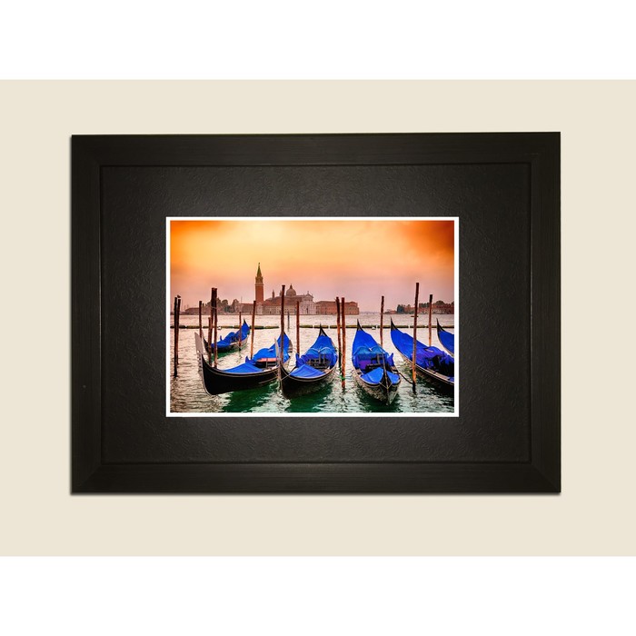 Картина в дизайнерской раме "Венеция. Гондолы на берегу" серии Black, 30х20см