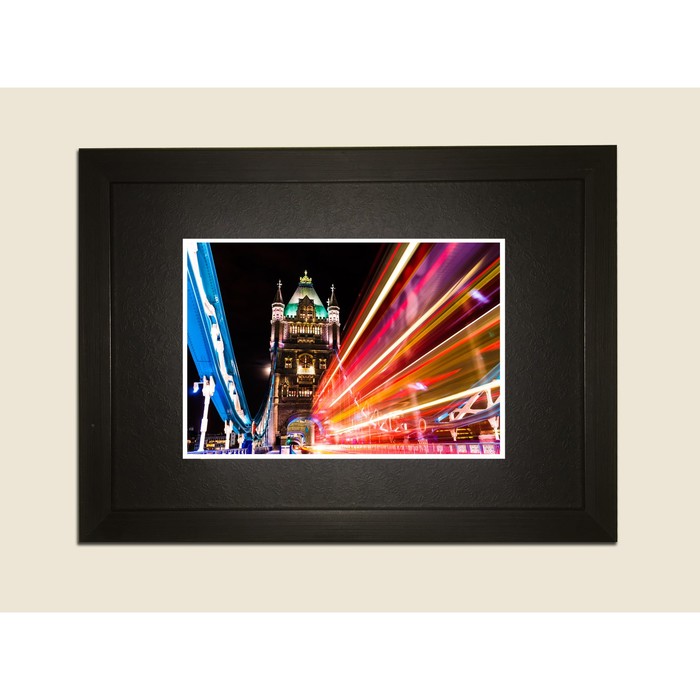 Картина в дизайнерской раме "Англия. Ночное движение" серии Black, 30х20см