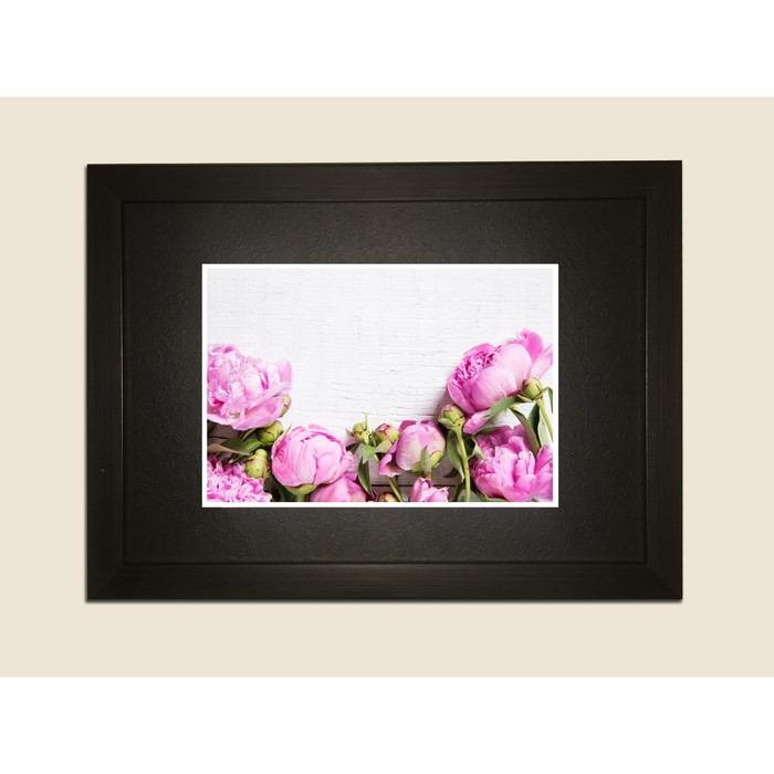 Картина в дизайнерской раме "Сиреневые пионы" серии Black, 40х30см