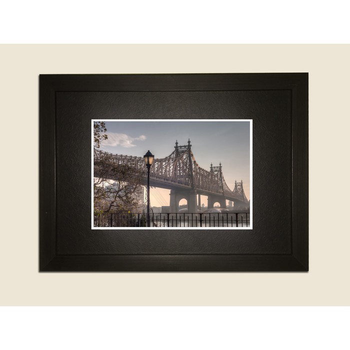 Картина в дизайнерской раме "Вид с берега на мост и фонарь" серии Black, 30х20см