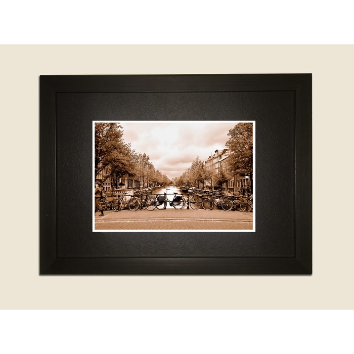 Картина в дизайнерской раме "Набережная Праги. Велопарковка" серии Black, 40х30см