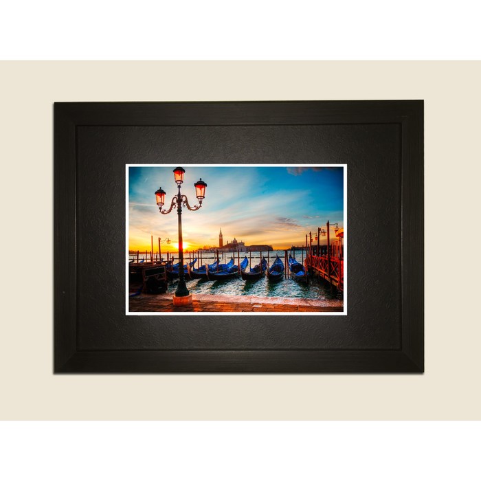 Картина в дизайнерской раме "Венеция, гондолы на берегу, вид на город" серии Black, 30х20см   292302