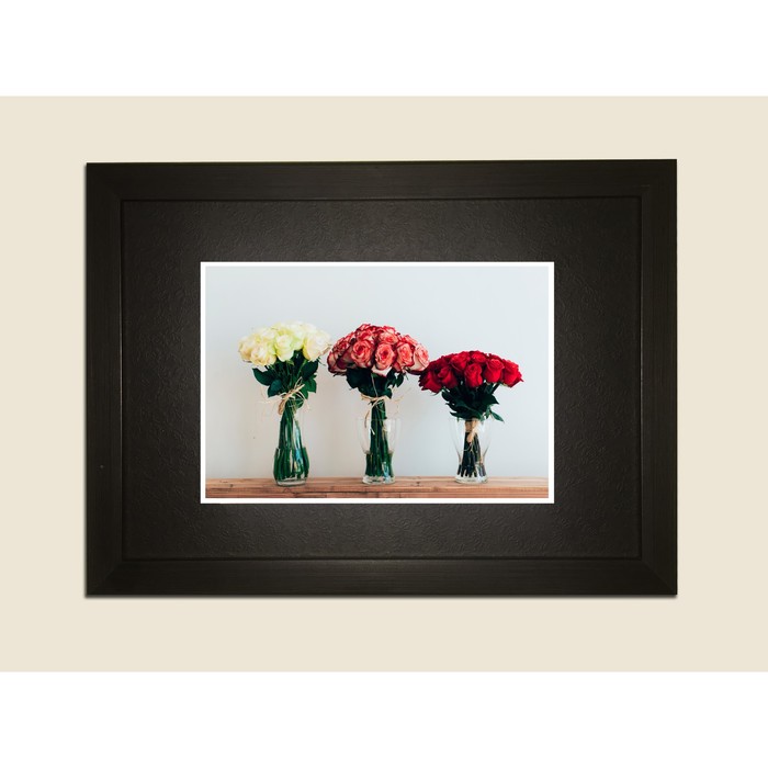 Картина в дизайнерской раме "Шикарные букеты роз" серии Black, 40х30см