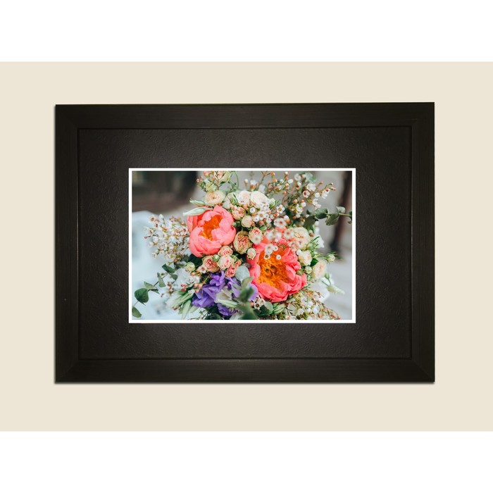 Картина в дизайнерской раме "Букет невесты" серии Black, 40х30см