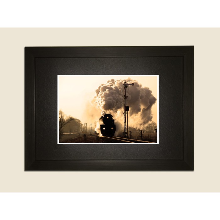 Картина в дизайнерской раме "Мчащийся поезд" серии Black, 30х20см