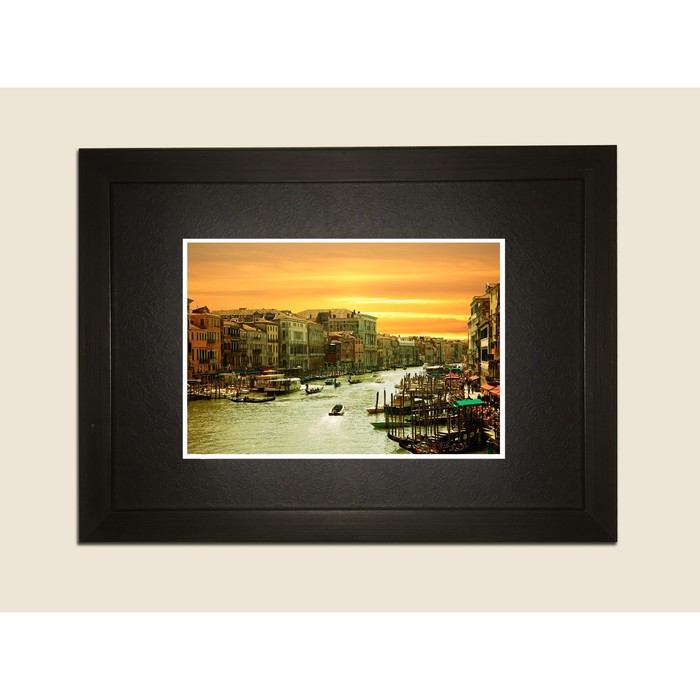 Картина в дизайнерской раме "Улица Венеции после заката солнца" серии Black, 40х30см