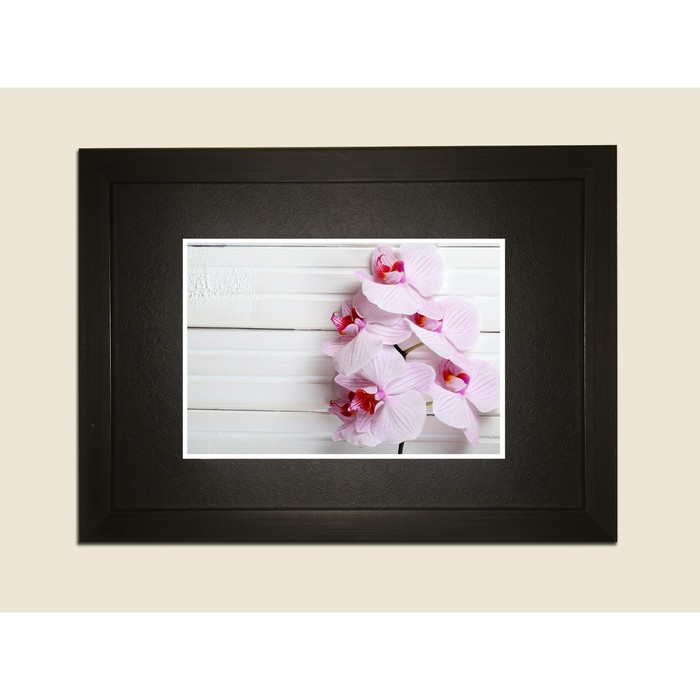 Картина в дизайнерской раме "Белая орхидея на деревянном фоне" серии Black, 40х30см