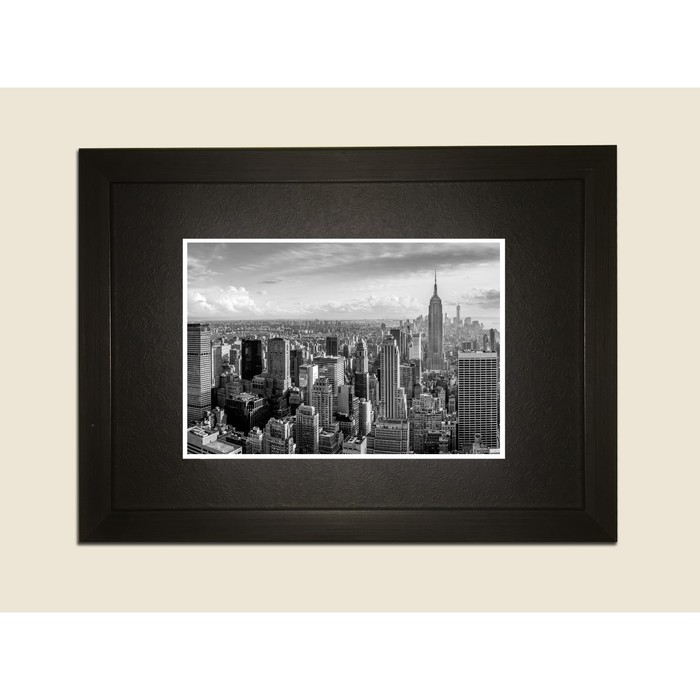 Картина в дизайнерской раме "Чёрно-белый город" серии Black, 30х20см