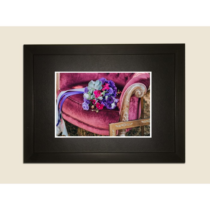 Картина в дизайнерской раме "Сиреневый свадебный букет на кресле" серии Black, 40х30см