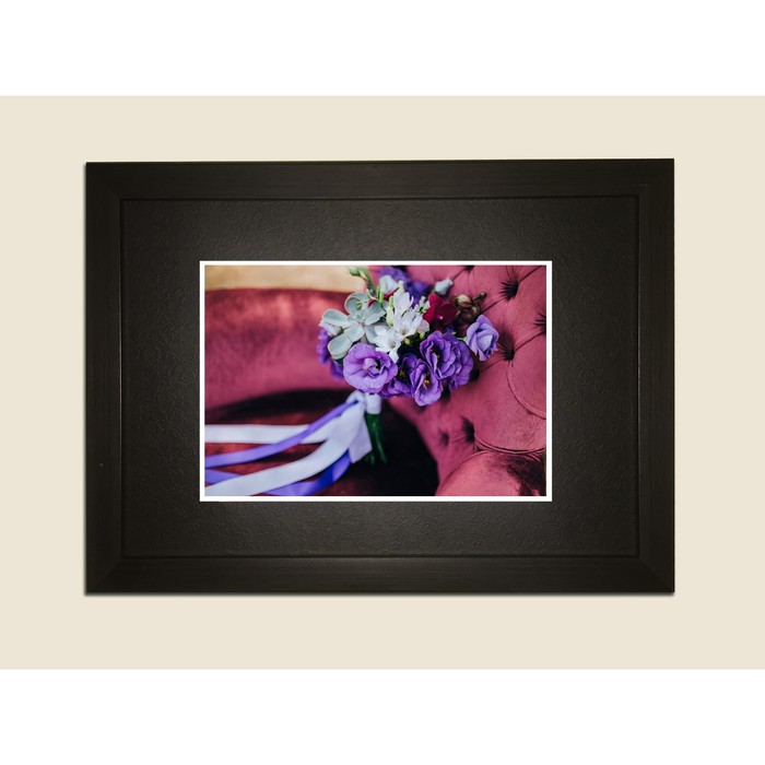 Картина в дизайнерской раме "Сиреневый свадебный букет на кресле  2" серии Black, 40х30см