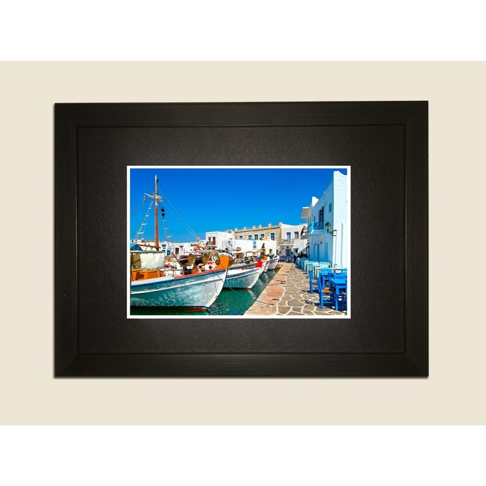 Картина в дизайнерской раме "Милые лодки на острове Крит" серии Black, 40х30см