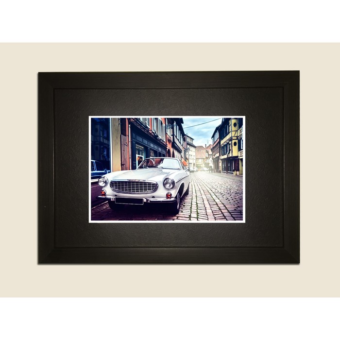 Картина в дизайнерской раме "Ретро машина на улицах города" серии Black, 30х20см