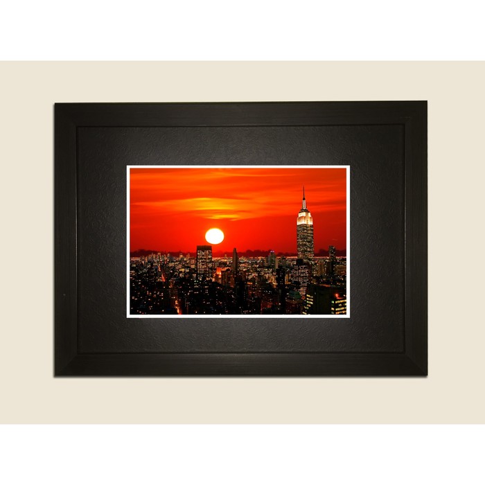 Картина в дизайнерской раме "Многоэтажные здания в лучах восходящего солнца" серии Black, 40х30см
