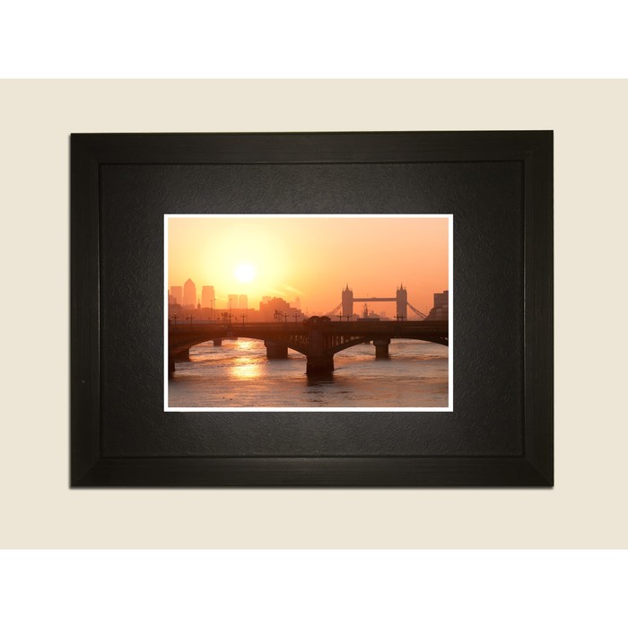Картина в дизайнерской раме "Рассвет в Сан-Франциско" серии Black, 40х30см