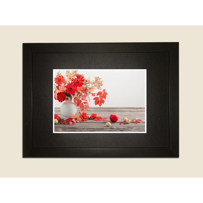 Картина в дизайнерской раме "Красивый букет цветов в гармонии с осенними листьями" серии Black, 40х3