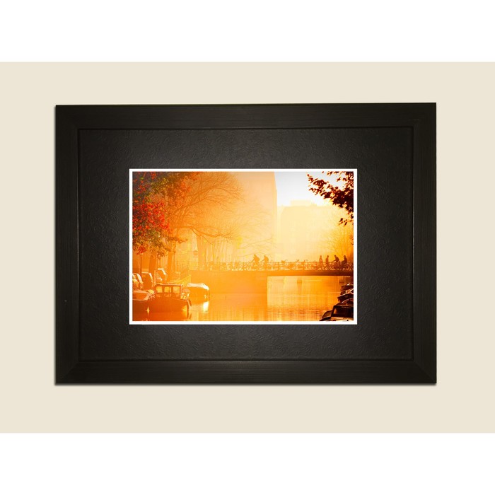 Картина в дизайнерской раме "Городской мост в солнечных лучах" серии Black, 40х30см